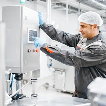 Mitarbeiter bedient HMI an der Maschine