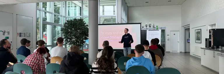Schüler sitzen in Reihe beim Berufscoaching Karriere Kompass