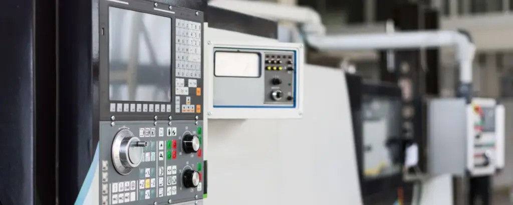 Hybride HMIs mit Touchscreen und Tasten an einer CNC Maschine