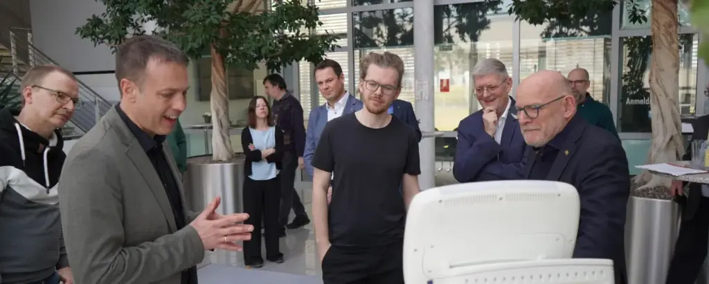 Frank Wahlandt erklärt Verkehrsminister die ausgestellten HMI Produkte