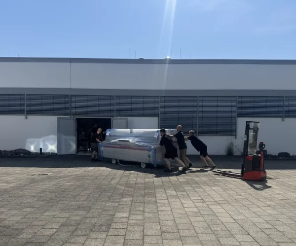 Anlieferung des neuen Bestückungsautomaten für Kapazitätserweiterung bei Hoffmann + Krippner