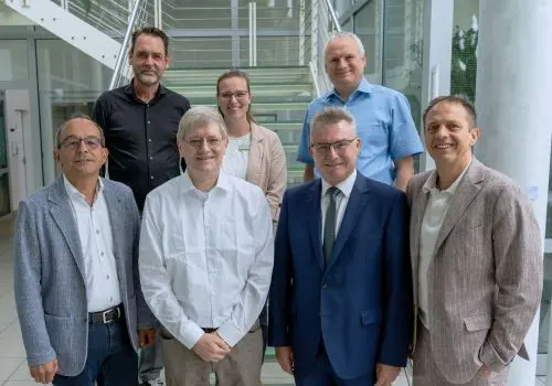 Gruppenbild von Landrat, Bürgermeister und Wirtschaftsförderung mit den CEOs von H+K