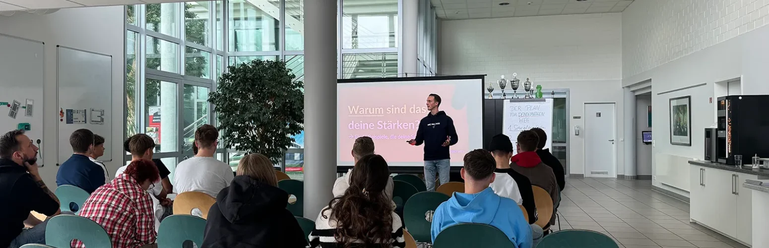 Schüler sitzen in Reihe beim Berufscoaching Karriere Kompass