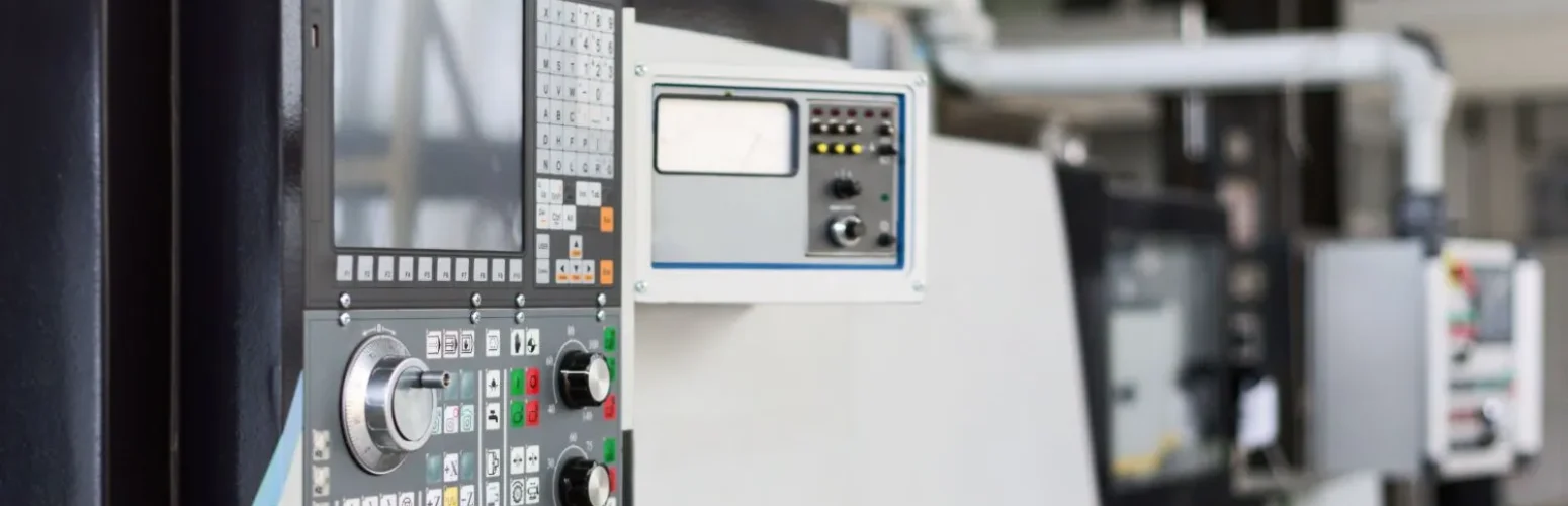 Hybride HMIs mit Touchscreen und Tasten an einer CNC Maschine